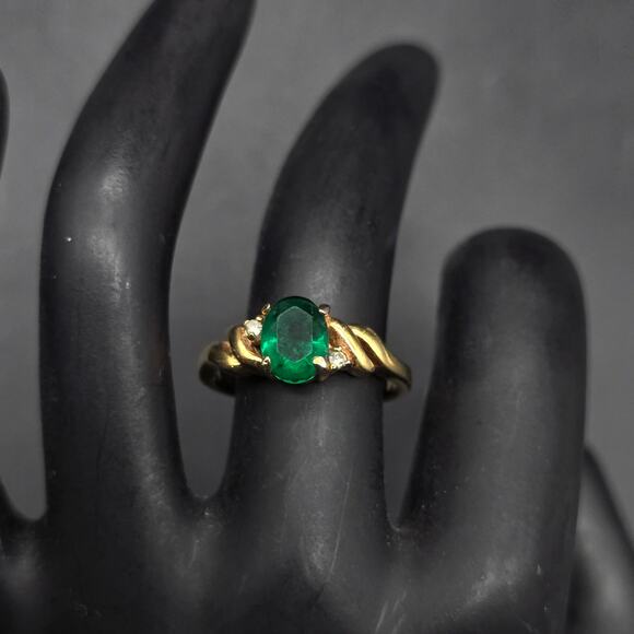 DAC Green Glass Rhinestone Ring Gold Tone Size 7 Costume Jewelry - Picture 10 of 10